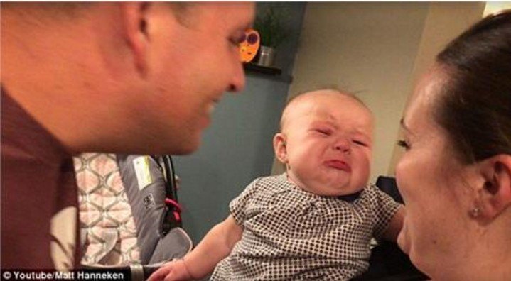 Βίντεο: Αυτό είναι το πιο ζηλιάρικο μωρό που έχετε δει! Κλαίει κάθε φορά που οι γονείς του φιλιούνται..